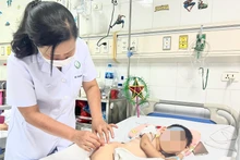 TS, BS Nguyễn Việt Hoa khám cho bệnh nhi. 