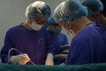 Các bác sĩ phẫu thuật cho chị T.