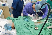 Các bác sĩ can thiệp ECMO cho bệnh nhân.