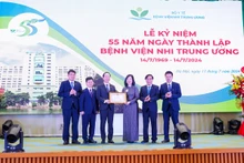 Bộ trưởng Y tế Đào Hồng Lan tặng Bằng khen của Bộ Y tế cho Bệnh viện Nhi Trung ương.
