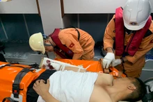 Lực lượng tìm kiếm cứu nạn hàng hải tiến hành tiếp nhận nạn nhân trên biển.