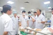 Tiến sĩ, bác sĩ Dương Đức Hùng, Giám đốc Bệnh viện Hữu nghị Việt Đức hội chẩn cấp cứu nam bệnh nhân bị vùi lấp tại thôn Làng Nủ, xã Phúc Khánh, huyện Bảo Yên, tỉnh Lào Cai.
