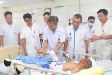 Phó Giáo sư, Tiến sĩ Nguyễn Mạnh Khánh, Phó Giám đốc Bệnh viện Việt Đức đang khám cho bệnh nhi.