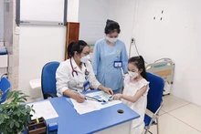 Thạc sĩ, bác sĩ Trần Thị Kim Ngọc khám cho bệnh nhi. (Ảnh: minh họa)