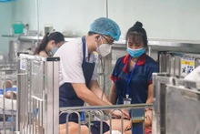 Bác sĩ thăm khám cho trẻ mắc bệnh do virus hợp bào hô hấp RSV.