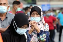 Người dân xếp hàng để làm xét nghiệm Covid-19 tại Klang, Malaysia, ngày 2/12/2020. (Ảnh: Reuters)