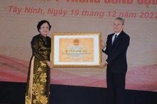 PGS, TS Trần Thị Trung Chiến, Chủ nhiệm câu lạc bộ truyền thống Ban Dân y miền Nam đại diện nhận Bằng công nhận Di tích lịch sử quốc gia từ ông Trần Đình Thành, Phó Cục trưởng Cục Di sản văn hóa.