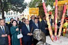 Chủ tịch nước Nguyễn Xuân Phúc và Phu nhân cùng các đại biểu thực hiện nghi lễ dâng hương tại Điện Kính Thiên.
