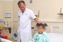 Tiến sĩ, bác sĩ Dương Đức Hùng, Giám đốc Bệnh viện Hữu nghị Việt Đức thăm hỏi bệnh nhân sau ghép tim.
