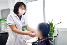 Bác sĩ khám cho bệnh nhân. 