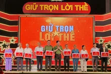 Lãnh đạo Bộ Công an trao quà tặng các gia đình chính sách.