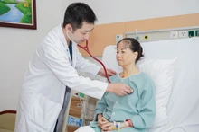 Tiến sĩ, bác sĩ Đặng Quang Huy, Phó Giám đốc Trung tâm Tim mạch, Bệnh viện đa khoa Quốc tế Vinmec Times City là phẫu thuật viên chính trong ca mổ hy hữu khám cho người bệnh. .