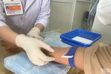 Lấy máu xét nghiệm cho người đang điều trị thuốc ARV. 