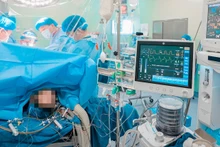 Các bác sĩ tiến hành ghép thận cho người bệnh. 