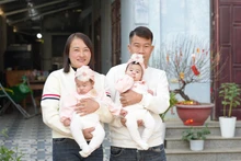 Gia đình chị Liên và anh Trung đón hai thiên thần nhỏ. 