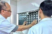 Bác sĩ hội chẩn phẫu thuật cho bệnh nhi bị chó cắn.
