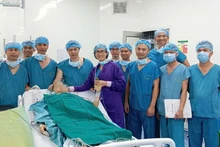 Các bác sĩ Bệnh viện Trung ương Quân đội 108 hỗ trợ ca ghép gan Bệnh nhân nhận gan đã hồi phục sau ghép.