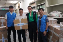 WHO đã vận chuyển khẩn cấp và bàn giao một triệu viên khử trùng nước và 500 thùng chứa nước tới Bộ Y tế.