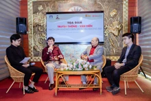 Các khách mời tham gia tọa đàm.