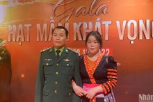 Vợ chồng chị Hờ Thị Vá và anh Sùng A Dình (34 tuổi), dân tộc Mông. (Ảnh: THU PHẠM)