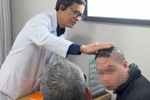 Phó Giáo sư, Tiến sĩ Đồng Văn Hệ khám cho bệnh nhân.
