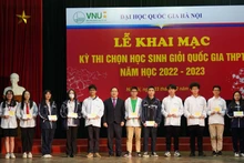Trưởng Ban Đào tạo Đại học Quốc gia Hà Nội-GS, TSKH Nguyễn Đình Đức cùng các học sinh tham dự Kỳ thi chọn học sinh giỏi quốc gia THPT năm học 2022-2023.