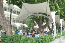 Khu vực ngồi chờ của người nhà bệnh nhân tại Bệnh viện Bạch Mai được trang bị ô che và hệ thống phun sương từ năm 2021.