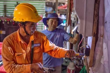 Sửa chữa, thay thế miễn phí hệ thống điện tại nhà các khách hàng có hoàn cảnh khó khăn.