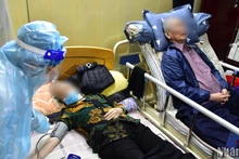Chăm sóc người cao tuổi trong đại dịch Covid-19. (Ảnh: THÀNH ĐẠT)