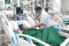 Bệnh nhân nằm điều trị tại Bệnh viện Bệnh Nhiệt đới Trung ương.