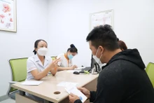 Thạc sĩ, bác sĩ Lê Thị Thu Hiền tư vấn cho các cha mẹ hiếm muộn.