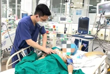 Bệnh nhi nằm điều trị tại Bệnh viện Bệnh Nhiệt đới Trung ương. (Ảnh: BVCC)