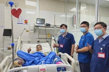Các bác sĩ vui mừng khi cứu sống được thầy giáo vùng cao.