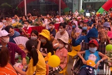 Hàng nghìn em nhỏ dự chương trình Tết thiếu nhi tại khuôn viên Bệnh viện Nhi Trung ương.