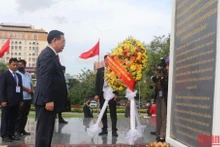 Chủ tịch Quốc hội Vương Đình Huệ và đoàn đại biểu Việt Nam đặt vòng hoa tại Đài Hữu nghị Việt Nam-Campuchia.