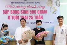 PGS,TS Trần Danh Cường, Giám đốc Bệnh viện Sản Trung ương chúc mừng gia đình em bé.