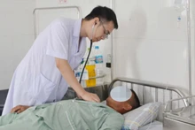 Bác sĩ chuyên khoa I Lương Minh Tuyến, Phó Trưởng Khoa Thận Lọc máu, Bệnh viện Bãi Cháy thăm khám cho các bệnh nhân bị rối loạn điện giải, suy thận cấp do nắng nóng.