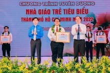 Lãnh đạo Trung ương Đoàn và Thành ủy Thành phố Hồ Chí Minh trao giải thưởng cho Nhà giáo trẻ tiêu biểu Thành phố Hồ Chí Minh. (Ảnh: THÀNH ĐẠT).