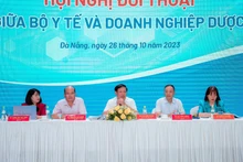 Thứ trưởng Đỗ Xuân Tuyên (giữa) lắng nghe ý kiến đề xuất của các doanh nghiệp dược.