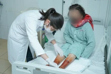 Người bệnh nhập viện trong tình trạng bị tổn thương nghiêm trọng ở cẳng chân và bàn chân hai bên.