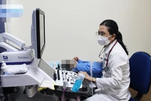 Bác sĩ Minh Thủy siêu âm cho một bệnh nhi bị tim bẩm sinh.