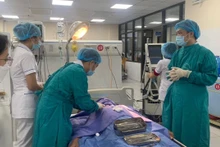 Các bác sĩ mở khí quản cho bệnh nhân.
