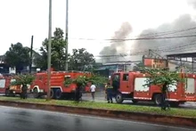 Phòng Cảnh sát phòng cháy, chữa cháy và cứu nạn, cứu hộ Công an tỉnh Đắk Lắk đã huy động 70 cán bộ, chiến sĩ và 8 xe cứu hỏa đến dập lửa.