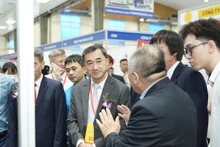 Giáo sư, Tiến sĩ Trần Văn Thuấn, Thứ trưởng Y tế (ngoài cùng bên phải) tham quan Vietnam Medi-Pharm 2024 và làm việc với các doanh nghiệp triển lãm. 