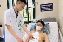 Nam thanh niên nằm điều trị tại Bệnh viện Hữu nghị Việt Đức. 