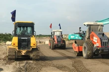 Thi công đường song hành thuộc dự án đường Vành đai 4-Vùng Thủ đô Hà Nội trên địa bàn tỉnh Hưng Yên. (Ảnh: PHẠM HÀ)