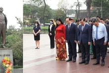 Lãnh đạo thành phố Hà Nội thành kính tưởng nhớ Lãnh tụ V.I.Lênin.