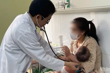 Bệnh nhi mắc sởi nằm điều trị tại Bệnh viện Nhi Trung ương. 