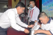 Trao học bổng cho học sinh khuyết tật.