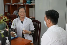 Bác sĩ tư vấn điều trị dự phòng PrEP cho đối tượng nguy cơ. 